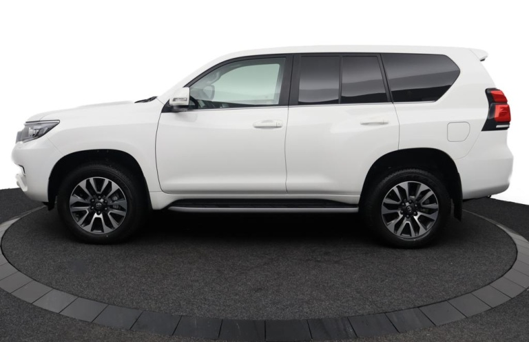Toyota Land Cruiser - 2.8 D-4D-F Professional Window Van 3