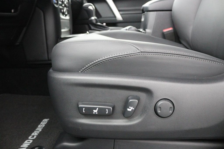 Toyota Land Cruiser - 2.8 D-4D-F Professional Window Van 36