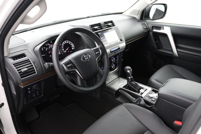Toyota Land Cruiser - 2.8 D-4D-F Professional Window Van 4