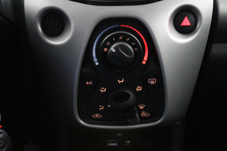 Toyota Aygo - 1.0 VVT-i x-play 15
