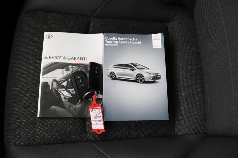 Toyota Corolla Touring Sports - 1.8 Hybrid Bi-Tone 11