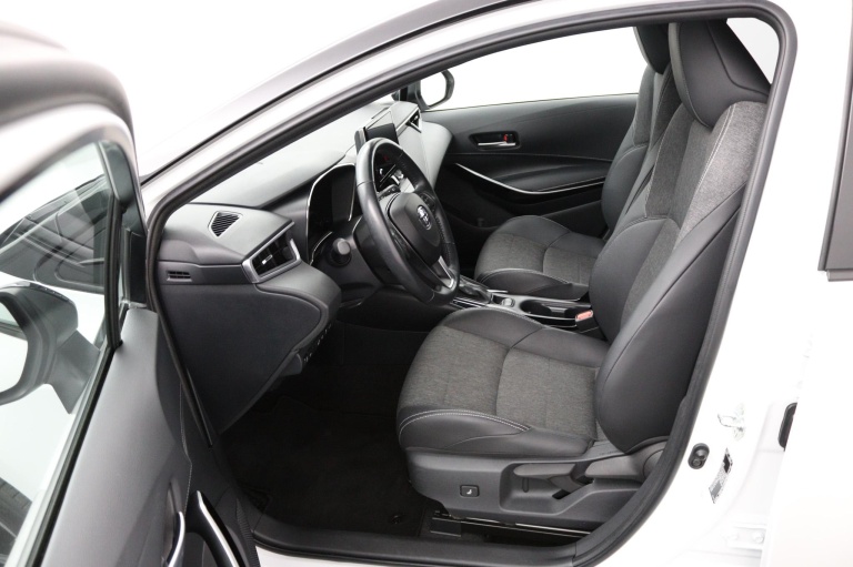 Toyota Corolla Touring Sports - 1.8 Hybrid Bi-Tone 17