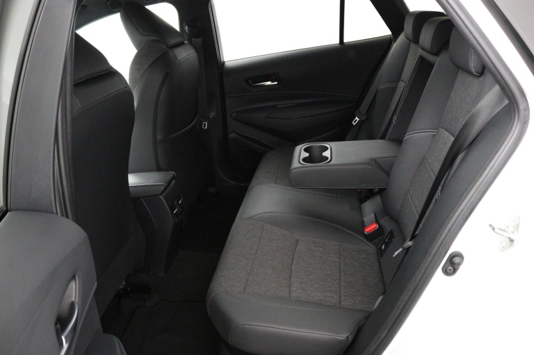 Toyota Corolla Touring Sports - 1.8 Hybrid Bi-Tone 18