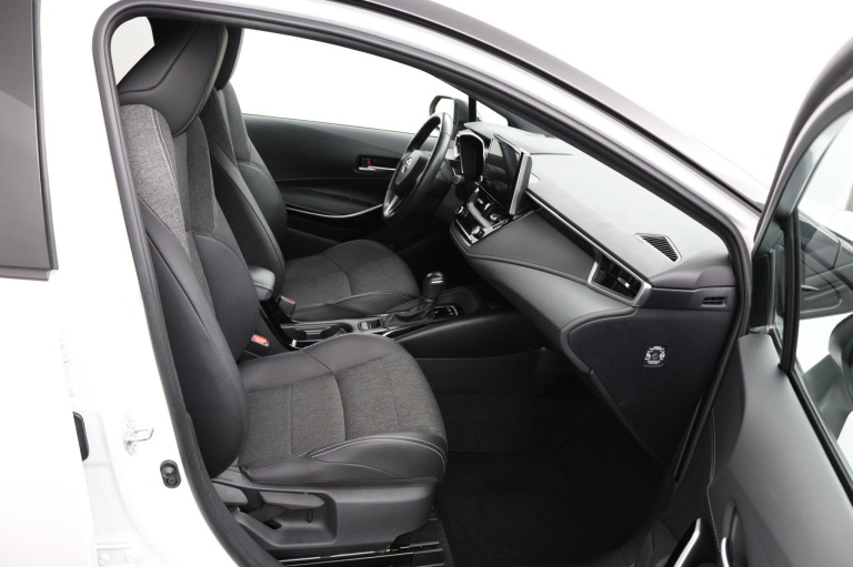 Toyota Corolla Touring Sports - 1.8 Hybrid Bi-Tone 22