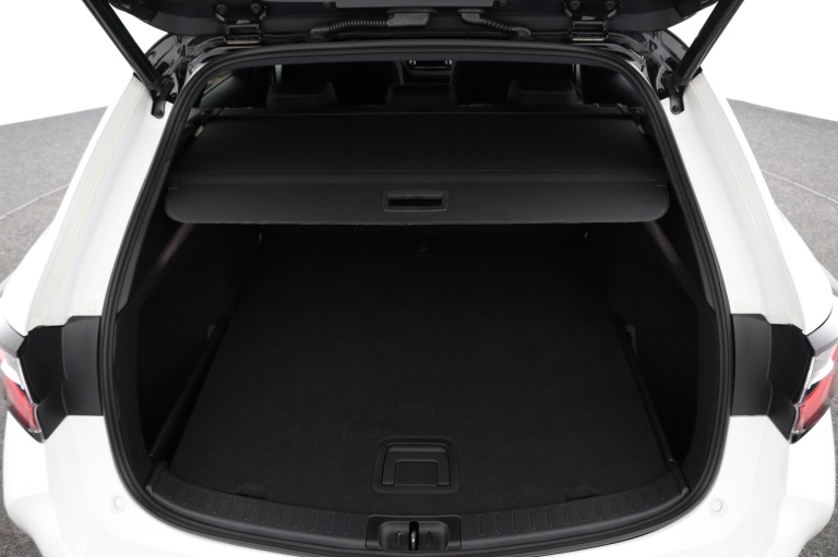 Toyota Corolla Touring Sports - 1.8 Hybrid Bi-Tone 23