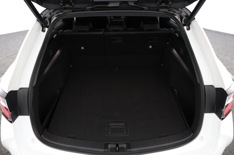 Toyota Corolla Touring Sports - 1.8 Hybrid Bi-Tone 24
