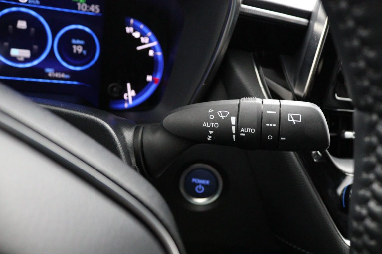 Toyota Corolla Touring Sports - 1.8 Hybrid Bi-Tone 32