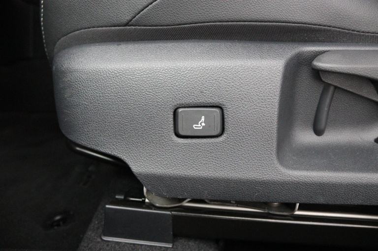 Toyota Corolla Touring Sports - 1.8 Hybrid Bi-Tone 38