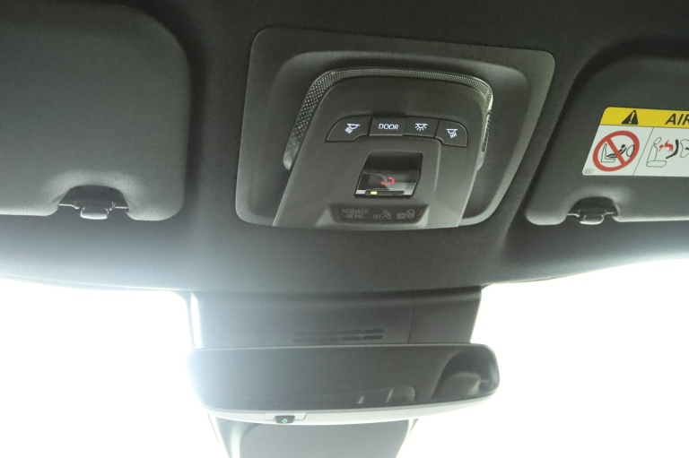 Toyota Corolla Cross - Hybrid 140 Style 32