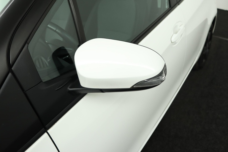 Toyota Yaris - 1.5 Hybrid Trend Bi-Tone 37