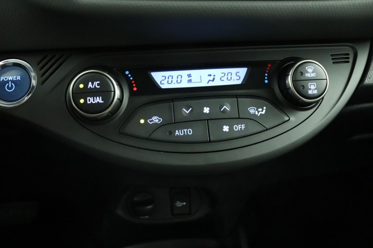 Toyota Yaris - 1.5 Hybrid Trend Bi-Tone 7