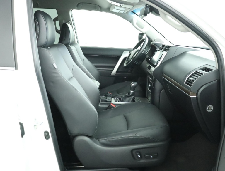 Toyota Land Cruiser - 2.8 D-4D-F Executive Window Van 22