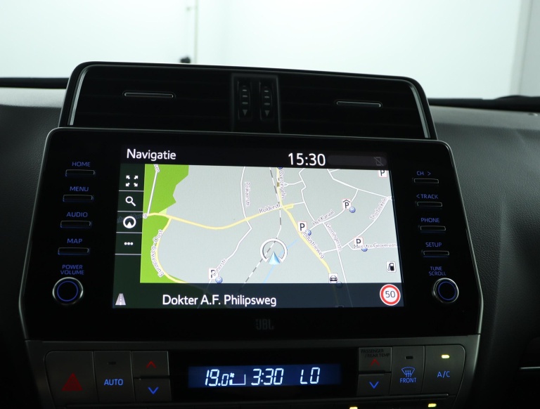 Toyota Land Cruiser - 2.8 D-4D-F Executive Window Van 25
