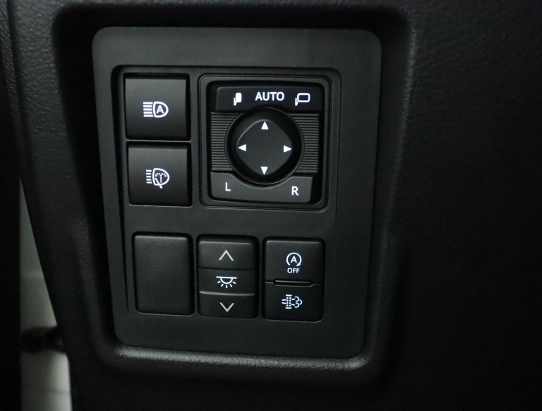 Toyota Land Cruiser - 2.8 D-4D-F Executive Window Van 27