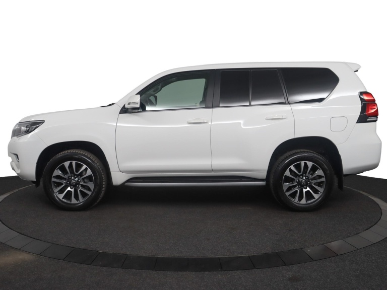 Toyota Land Cruiser - 2.8 D-4D-F Executive Window Van 3