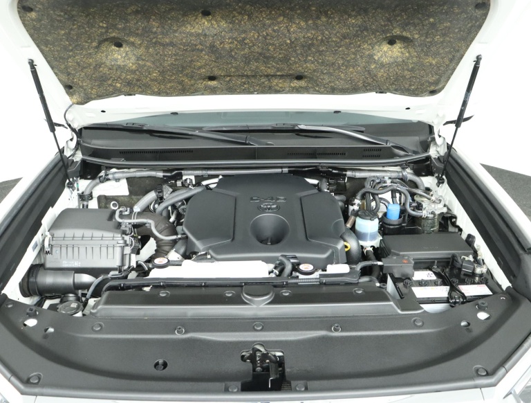 Toyota Land Cruiser - 2.8 D-4D-F Executive Window Van 31