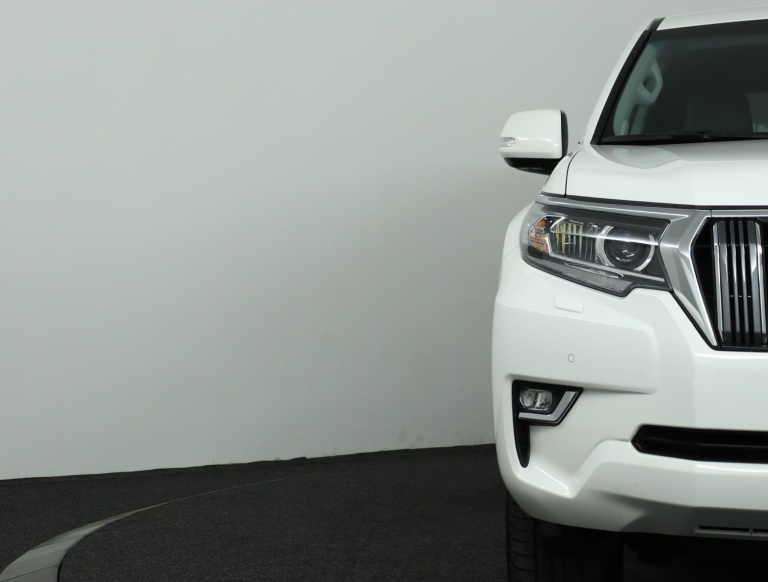 Toyota Land Cruiser - 2.8 D-4D-F Executive Window Van 32