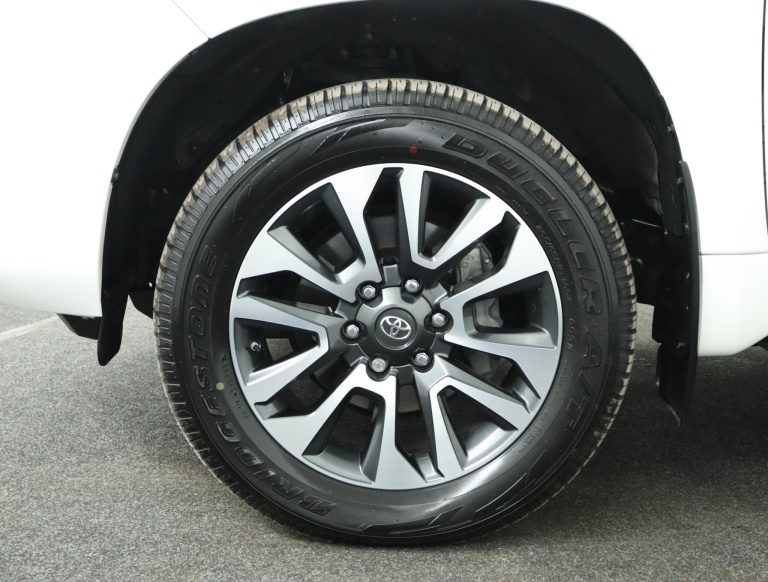 Toyota Land Cruiser - 2.8 D-4D-F Executive Window Van 36