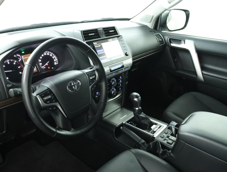 Toyota Land Cruiser - 2.8 D-4D-F Executive Window Van 4