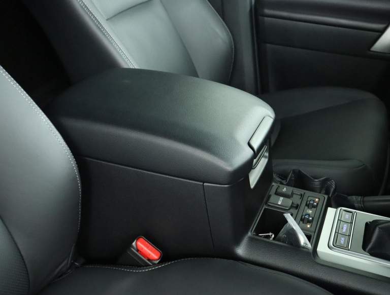 Toyota Land Cruiser - 2.8 D-4D-F Executive Window Van 70