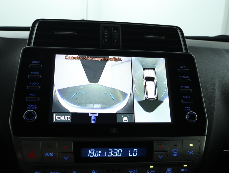 Toyota Land Cruiser - 2.8 D-4D-F Executive Window Van 9