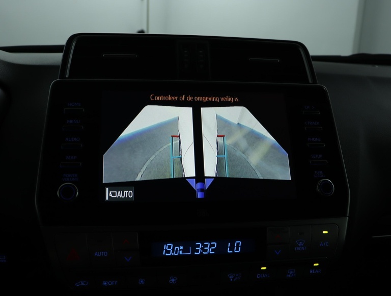 Toyota Land Cruiser - 2.8 D-4D-F Professional Window Van 68