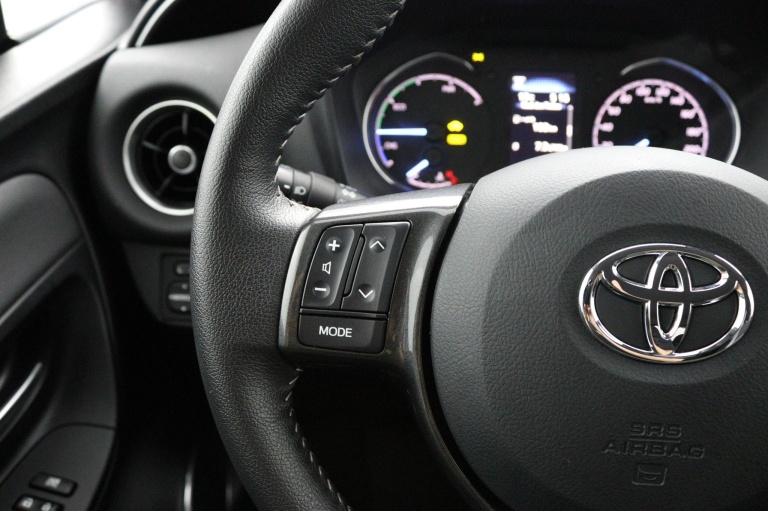 Toyota Yaris - 1.5 Hybrid Dynamic 19