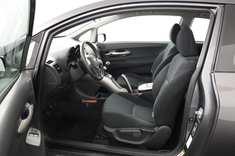 Toyota Auris - 1.6-16V Sol 16