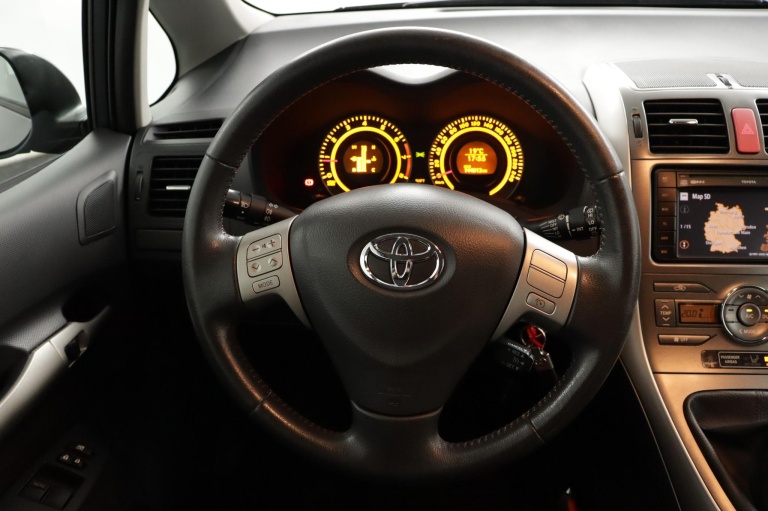 Toyota Auris - 1.6-16V Sol 18