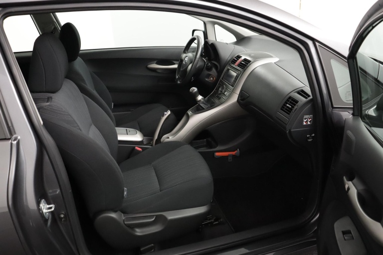 Toyota Auris - 1.6-16V Sol 19