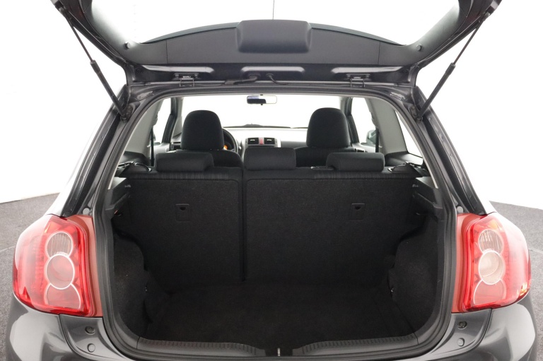 Toyota Auris - 1.6-16V Sol 22