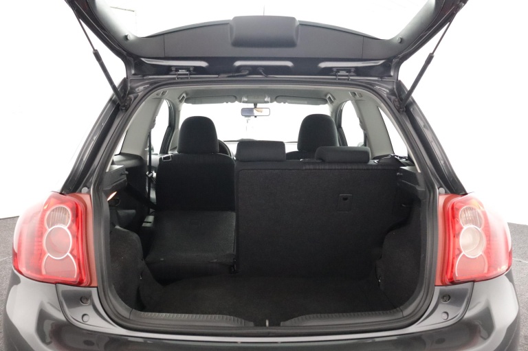 Toyota Auris - 1.6-16V Sol 23