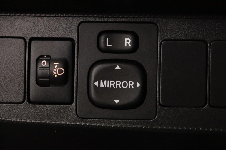 Toyota Auris - 1.6-16V Sol 25