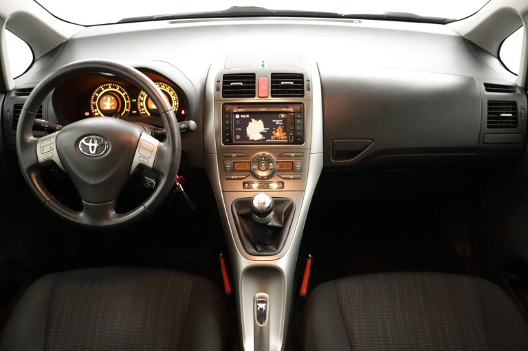 Toyota Auris - 1.6-16V Sol 4