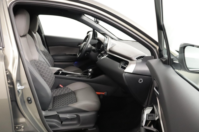 Toyota C-HR - 2.0 Hybrid Executive 19