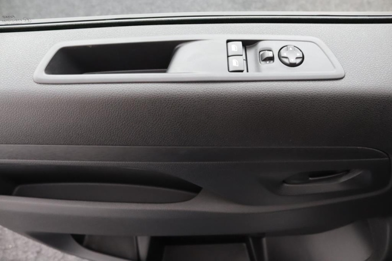 Toyota PROACE Long Worker Electric - 75kWh Challenger 19