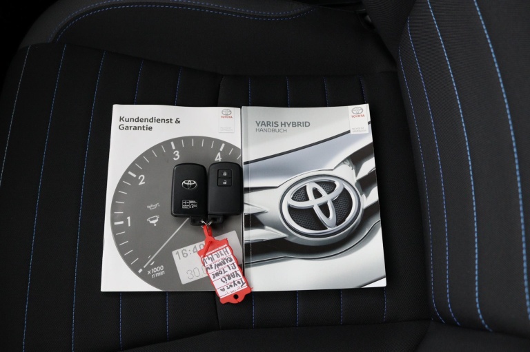 Toyota Yaris - 1.5 Hybrid Bi-Tone 11