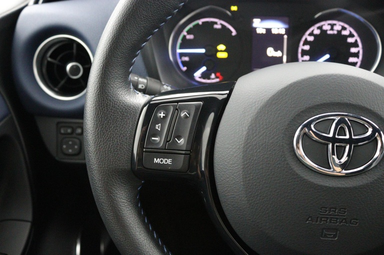 Toyota Yaris - 1.5 Hybrid Bi-Tone 19