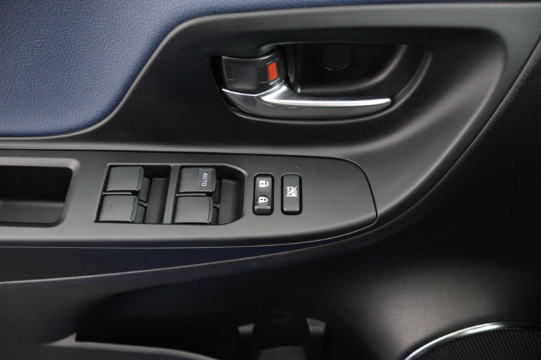 Toyota Yaris - 1.5 Hybrid Bi-Tone 28