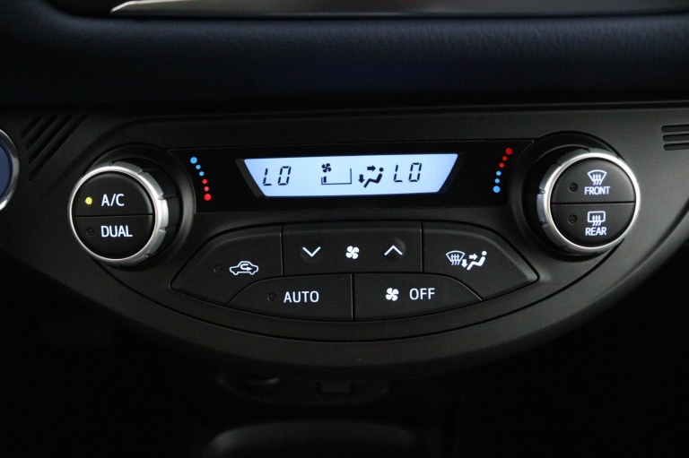 Toyota Yaris - 1.5 Hybrid Bi-Tone 7