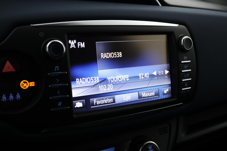 Toyota Yaris - 1.5 Hybrid Bi-Tone 8