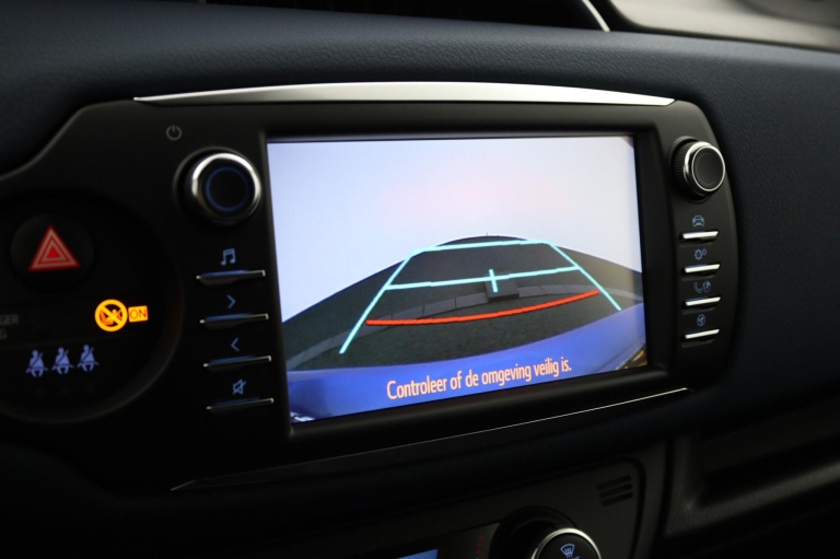 Toyota Yaris - 1.5 Hybrid Bi-Tone 9