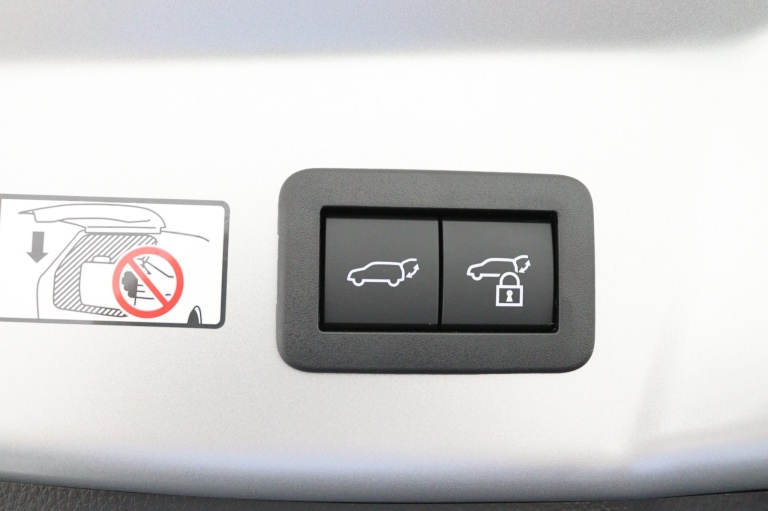 Toyota Prius - 2.0 Plug-in Hybrid 220 Executive Premium Pack 2025 33