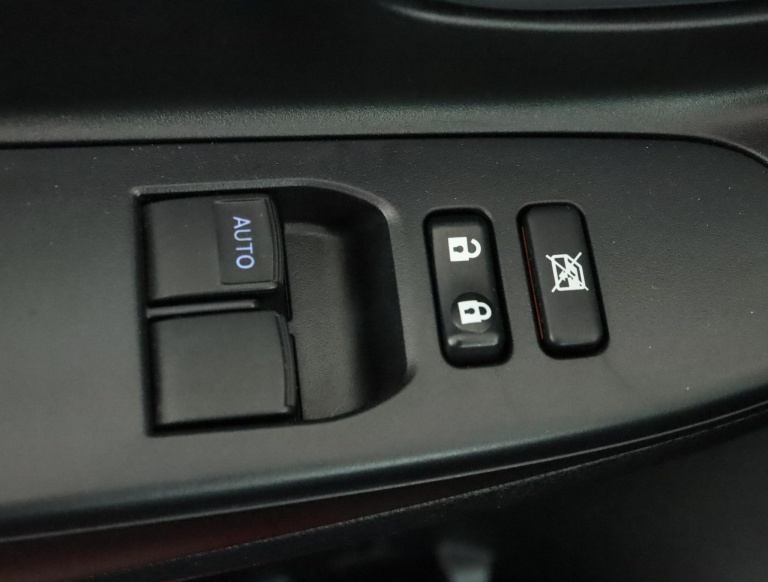 Toyota Yaris - 1.0 VVT-i Connect 28