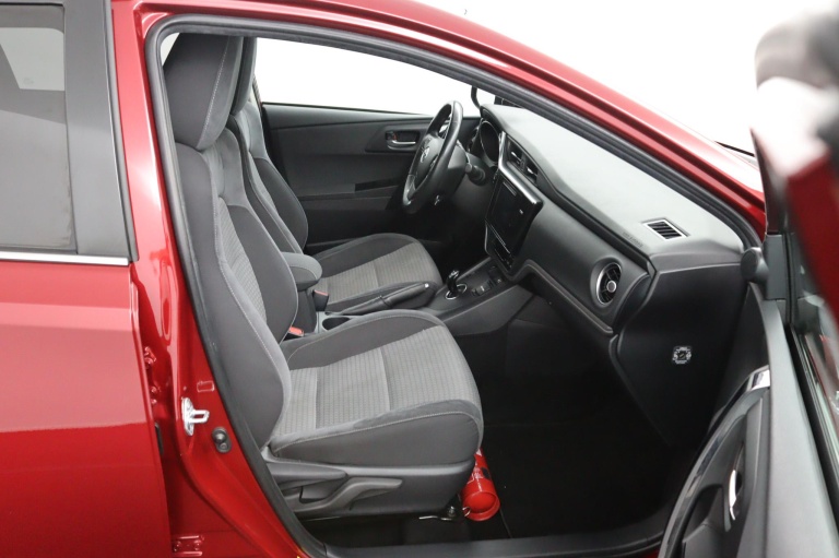Toyota Auris - 1.8 Hybrid Black Edition 10