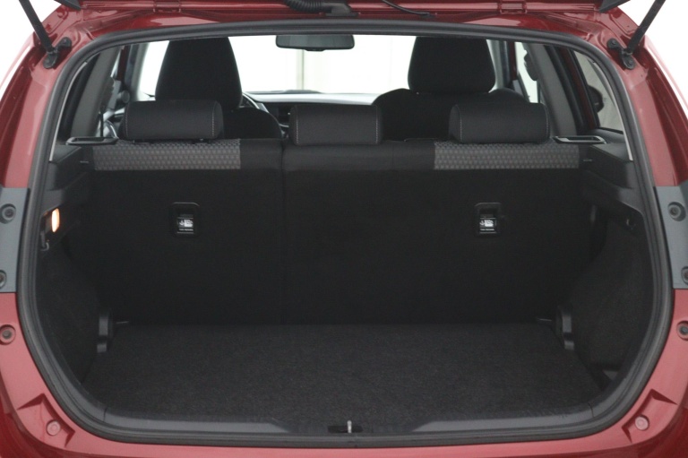 Toyota Auris - 1.8 Hybrid Black Edition 32