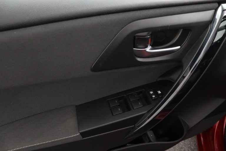 Toyota Auris - 1.8 Hybrid Black Edition 35