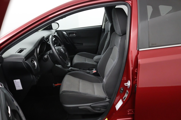 Toyota Auris - 1.8 Hybrid Black Edition 9