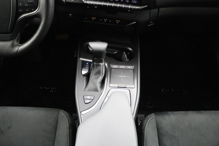 Lexus UX - 250h Business Line 26