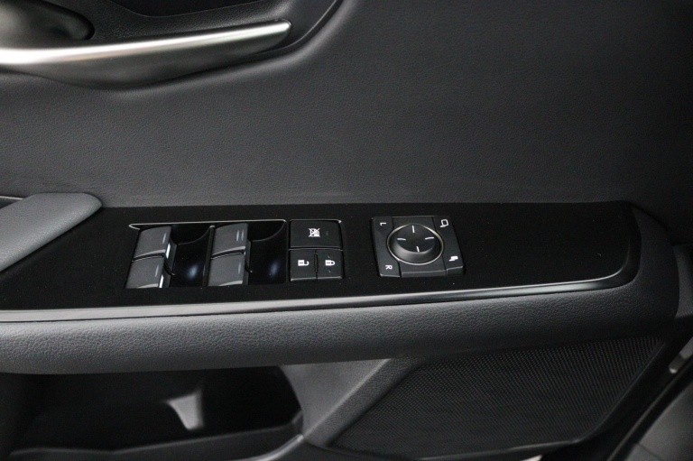 Lexus UX - 250h Business Line 27